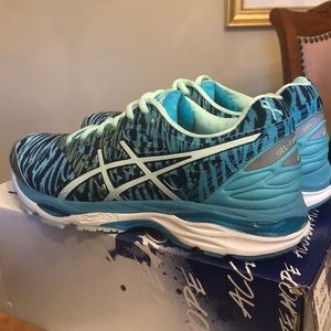 Asics Sneakers Soothing Sea size 9 BRAND NEW !!